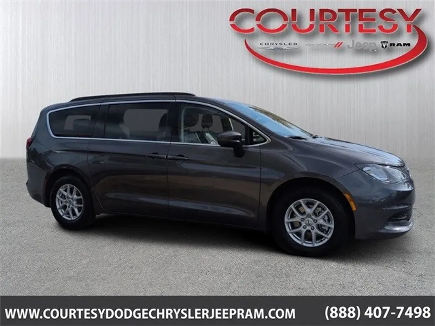 2021 Chrysler Voyager LXi photo 1