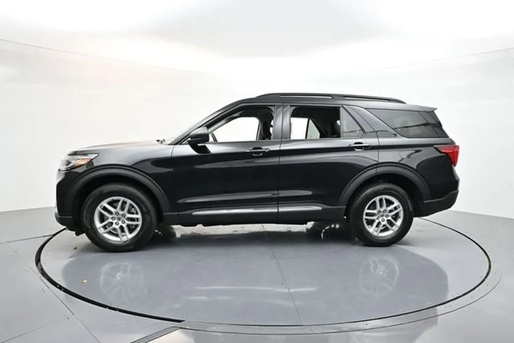 2025 Ford Explorer photo 1