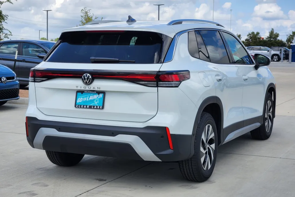 2025 Volkswagen Tiguan S photo 1