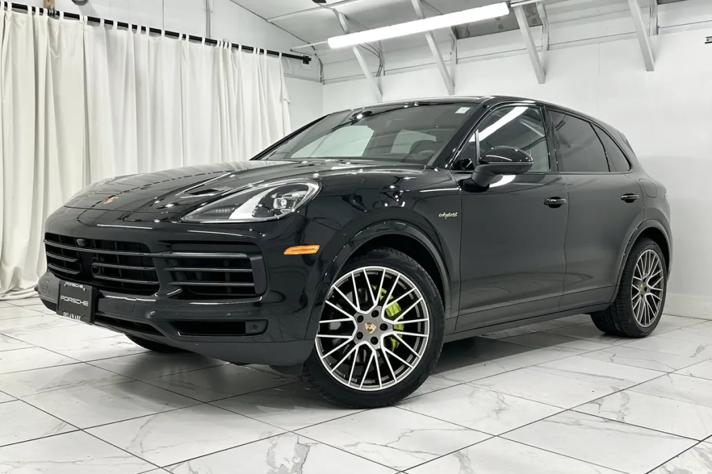 2023 Porsche Cayenne Platinum Edition E-Hybrid photo 1