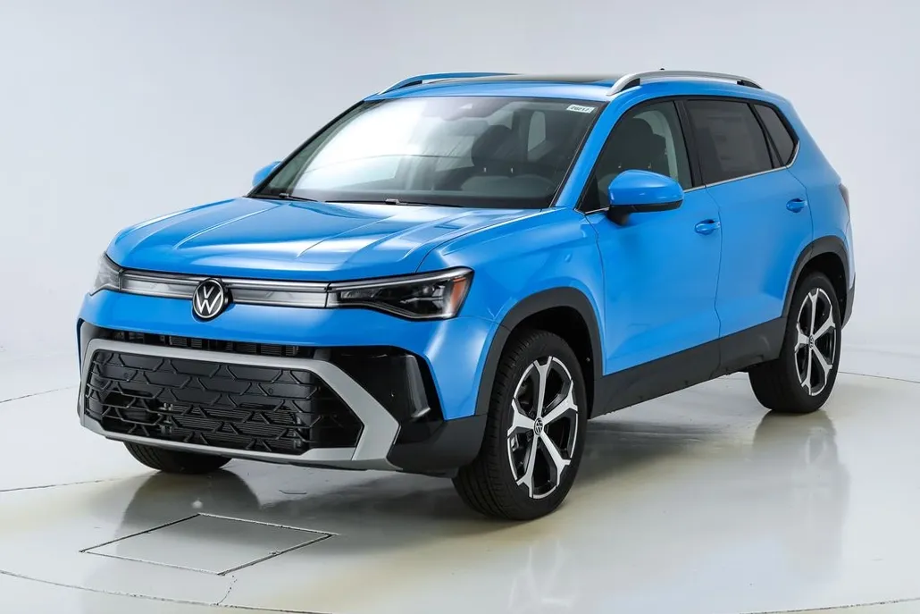 2025 Volkswagen Taos SEL photo 1