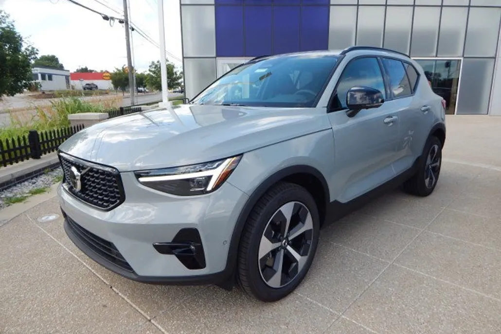 2026 Volvo XC40 Plus photo 1