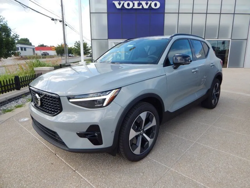 2026 Volvo XC40 Plus photo 1