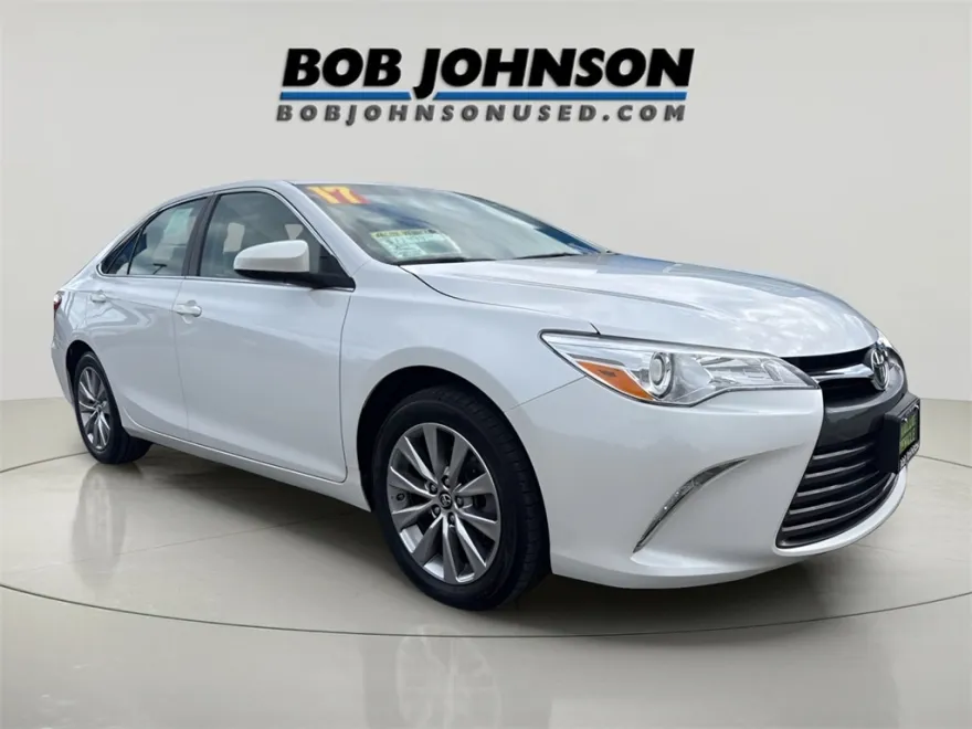 2017 Toyota Camry XLE photo 1