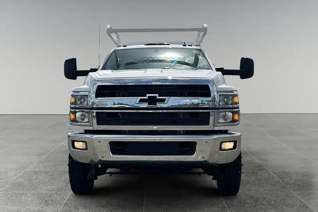 2024 Chevrolet Silverado 4500HD LT photo 1