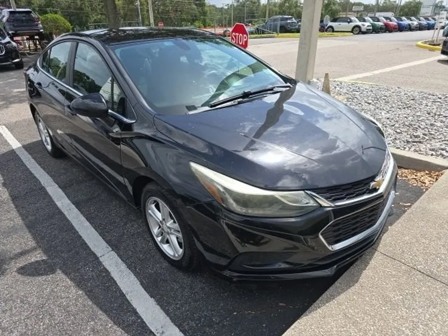 2017 Chevrolet Cruze LT photo 1