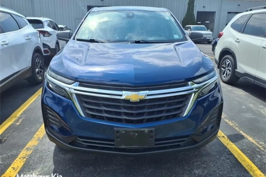 2022 Chevrolet Equinox LS photo 1