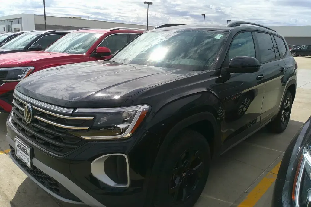 2025 Volkswagen Atlas Peak Edition photo 1