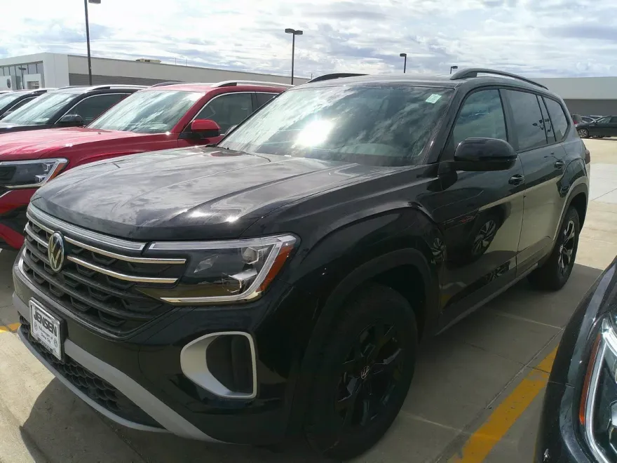 2025 Volkswagen Atlas Peak Edition photo 1