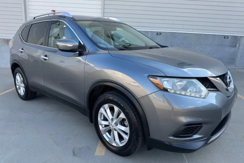 2015 Nissan Rogue SV photo 1