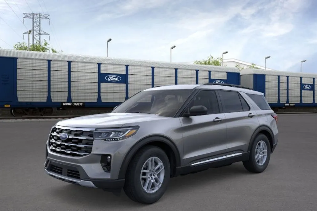 2025 Ford Explorer photo 1