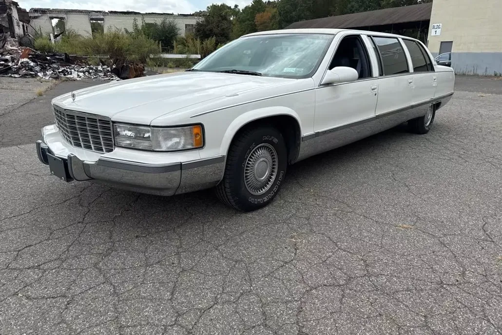 1995 Cadillac Fleetwood photo 1