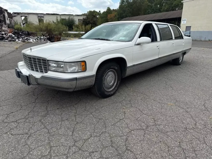 1995 Cadillac Fleetwood photo 1