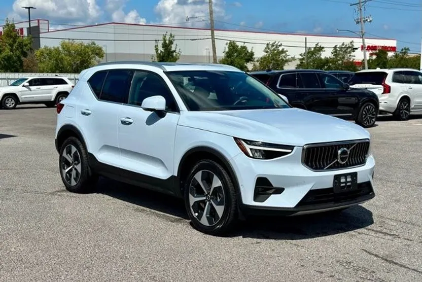 2025 Volvo XC40 Plus photo 1