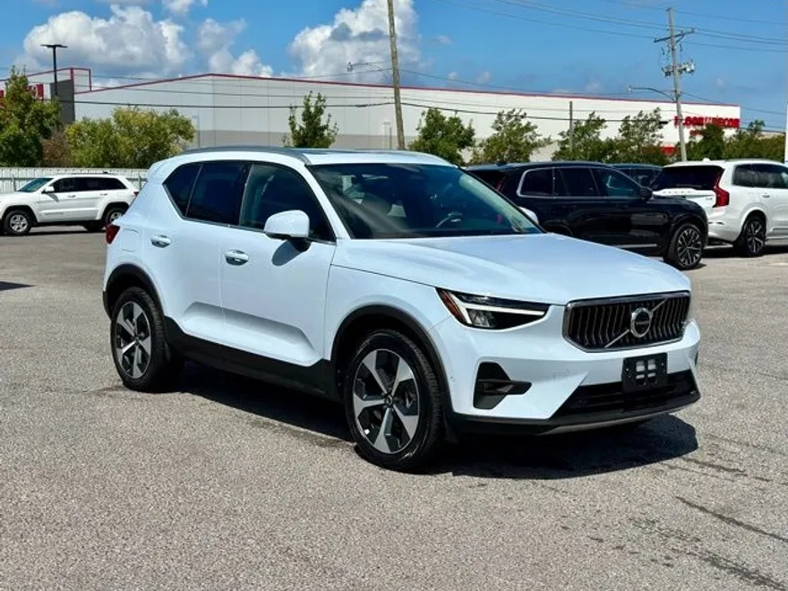 2025 Volvo XC40 Plus photo 1