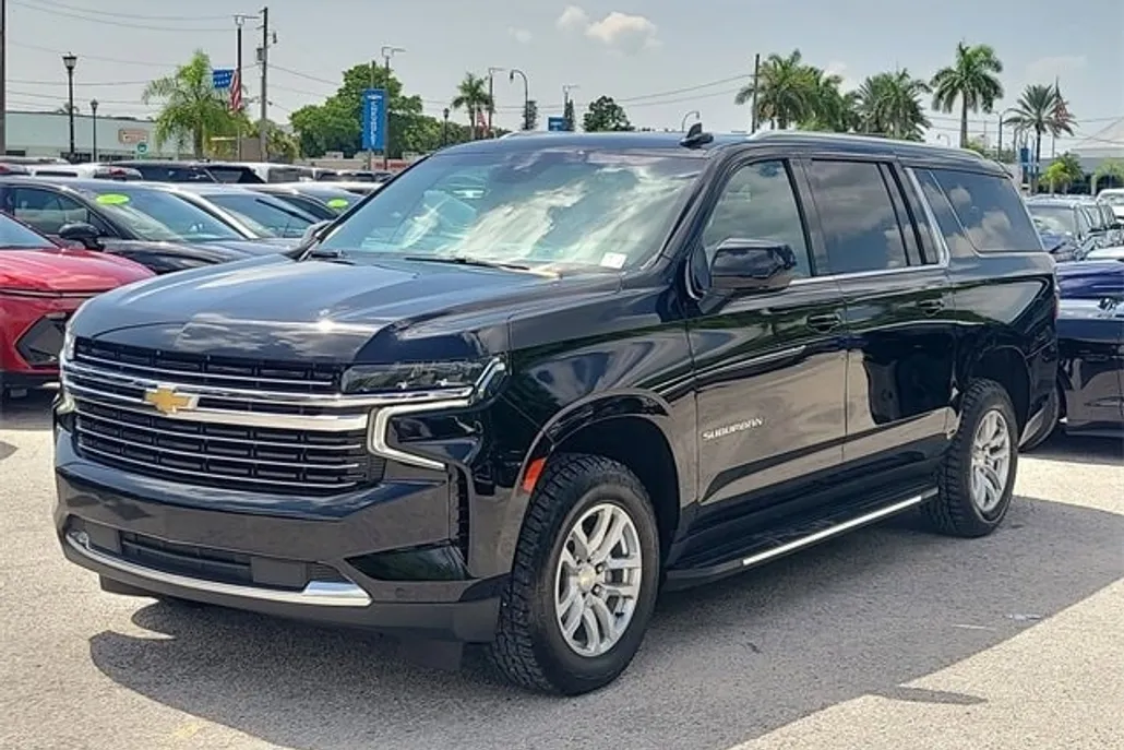 2023 Chevrolet Suburban LT photo 1