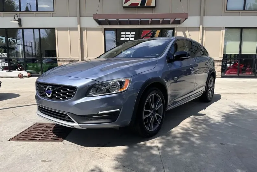2018 Volvo V60 Cross Country Premier photo 1
