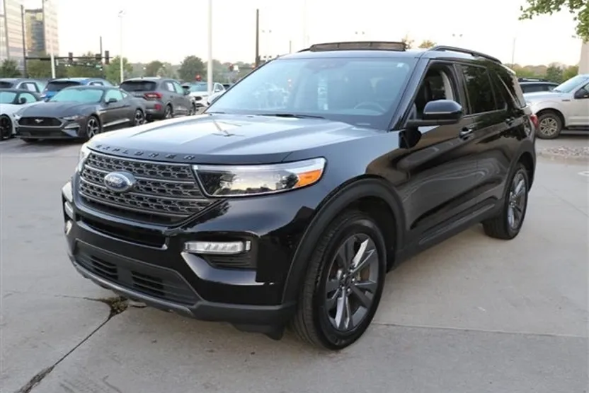 2022 Ford Explorer XLT photo 1