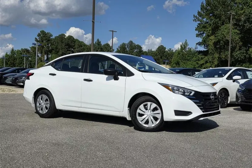 2025 Nissan Versa 1.6 S photo 1
