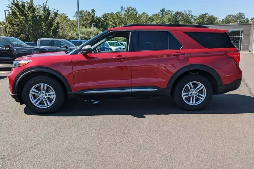 2022 Ford Explorer XLT photo 1