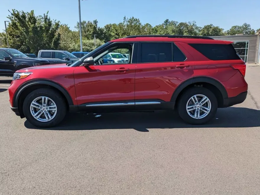 2022 Ford Explorer XLT photo 1