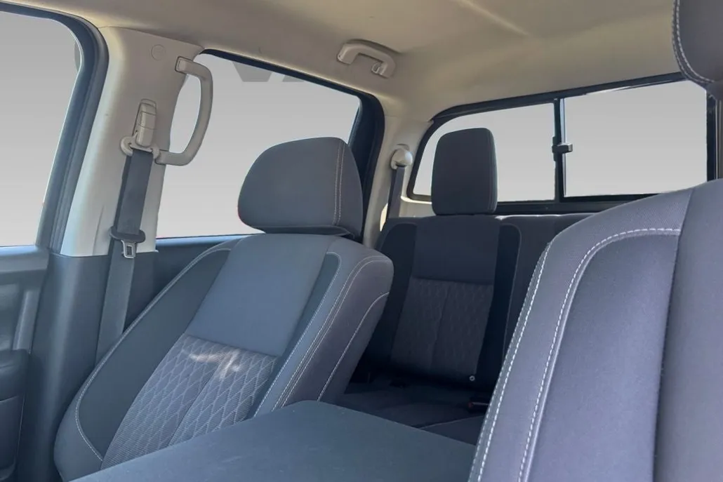 2022 Nissan Titan SV Crew Cab photo 1
