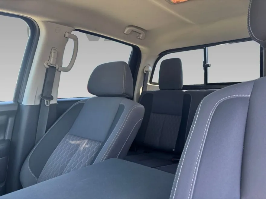 2022 Nissan Titan SV Crew Cab photo 1