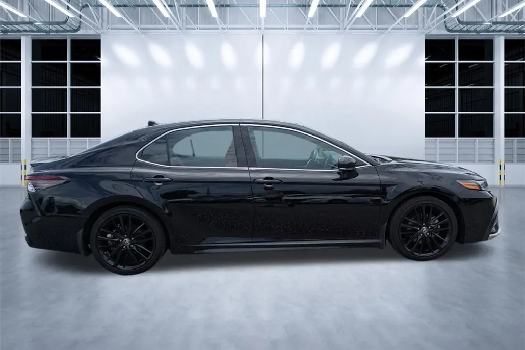 2022 Toyota Camry Hybrid XSE photo 1
