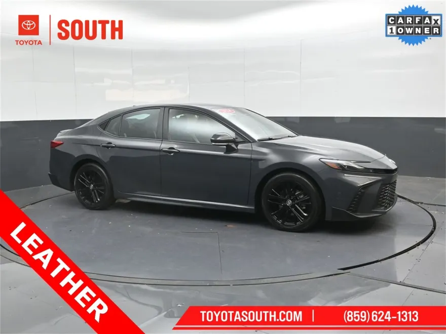 2025 Toyota Camry SE photo 1