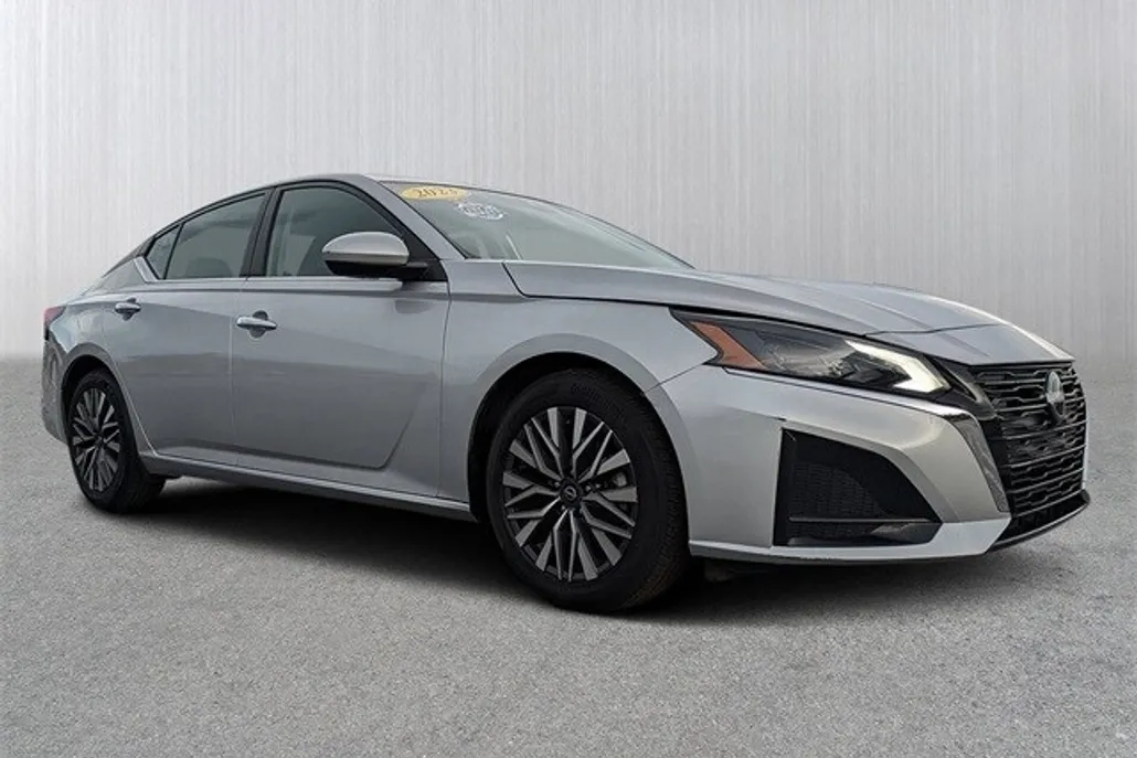 2023 Nissan Altima 2.5 SV photo 1