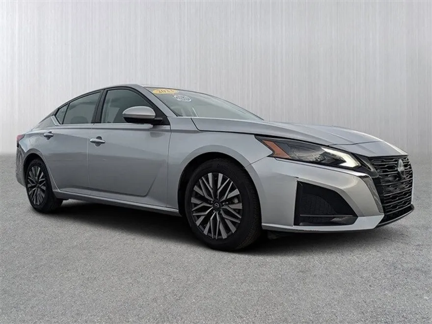 2023 Nissan Altima 2.5 SV photo 1