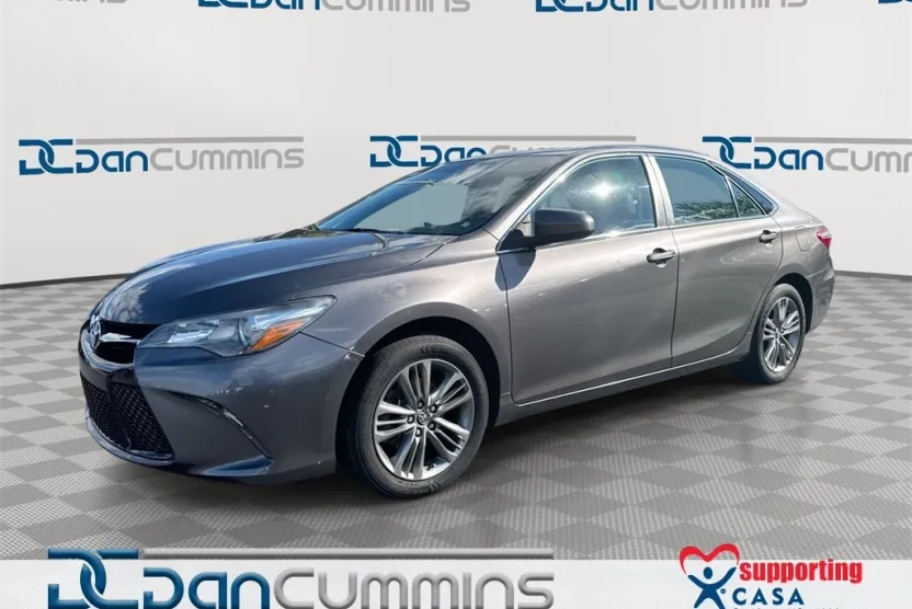 2017 Toyota Camry SE photo 1
