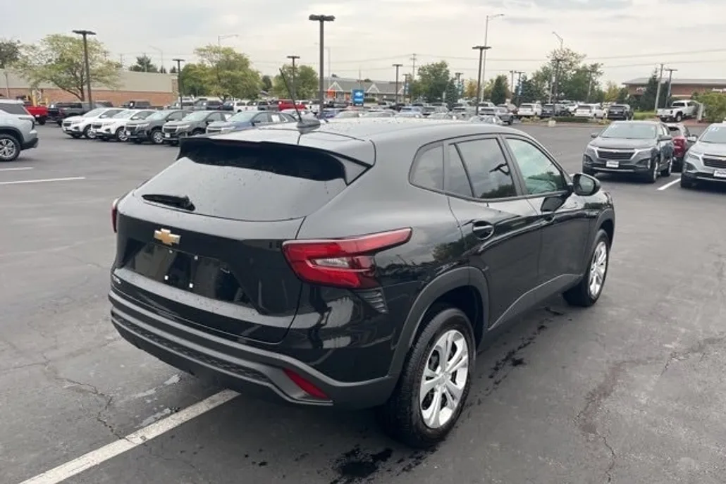2025 Chevrolet Trax LS photo 1