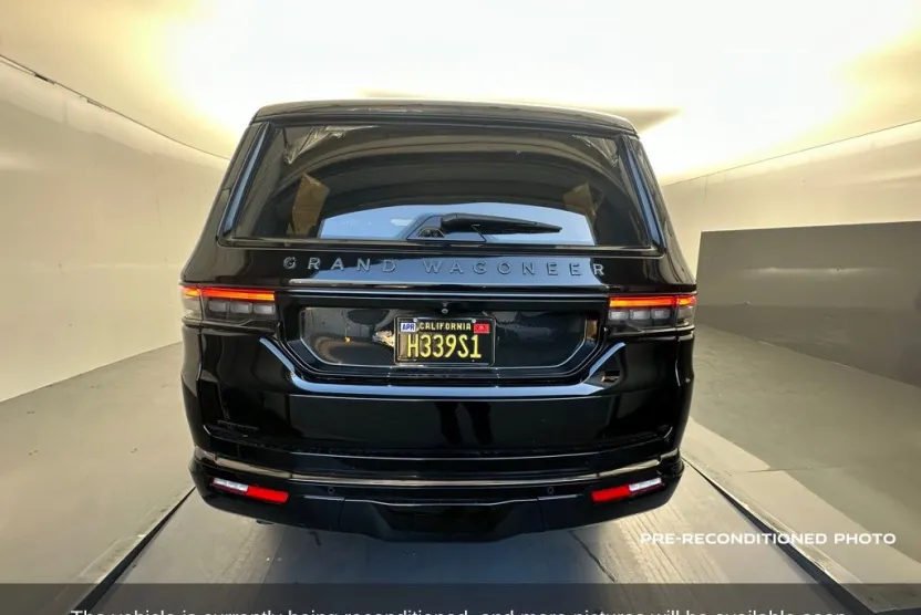 2023 Jeep Grand Wagoneer II photo 1