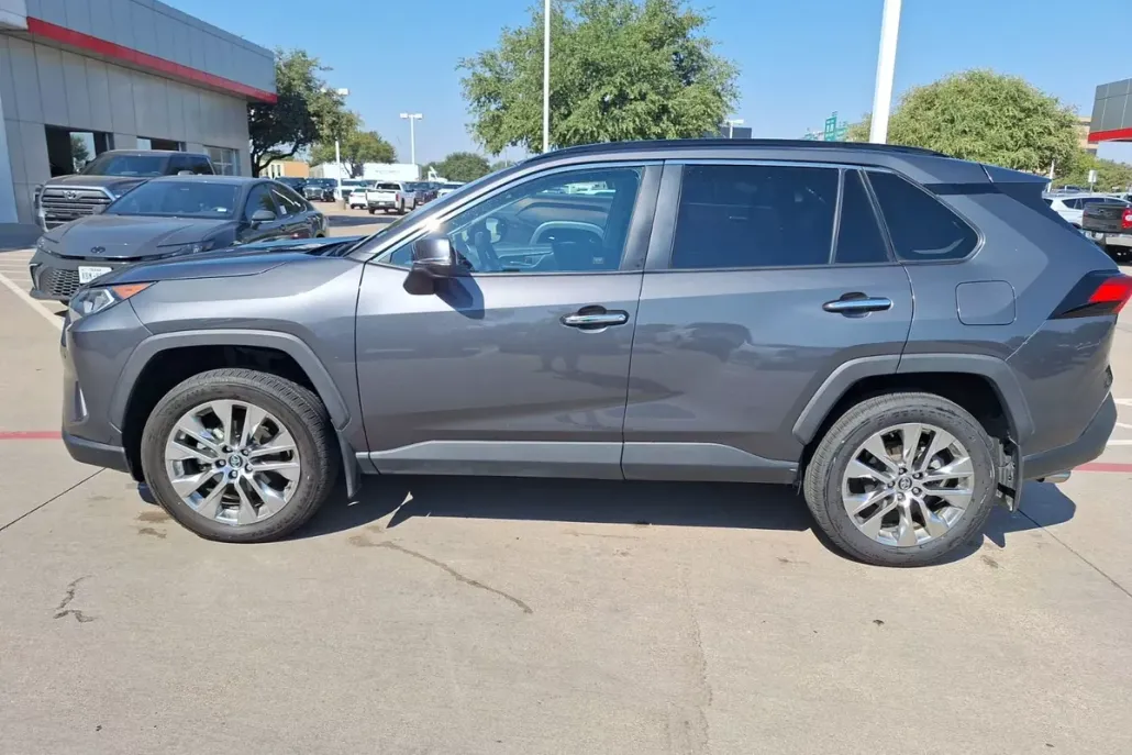 2021 Toyota RAV4 Limited photo 1