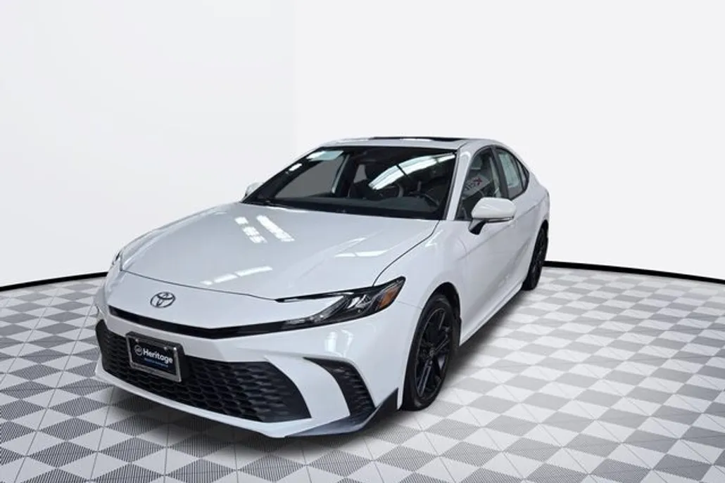 2025 Toyota Camry SE photo 1