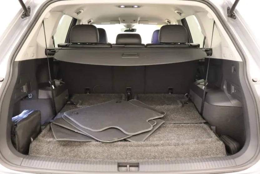 2023 Volkswagen Tiguan SE photo 1