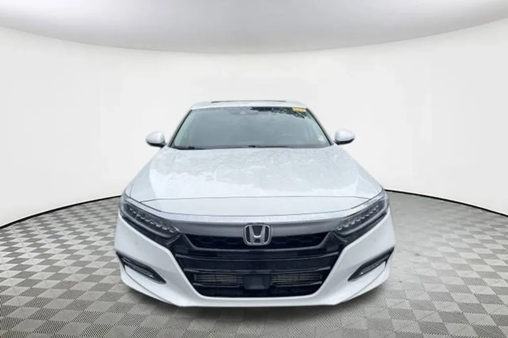 2019 Honda Accord Touring photo 1