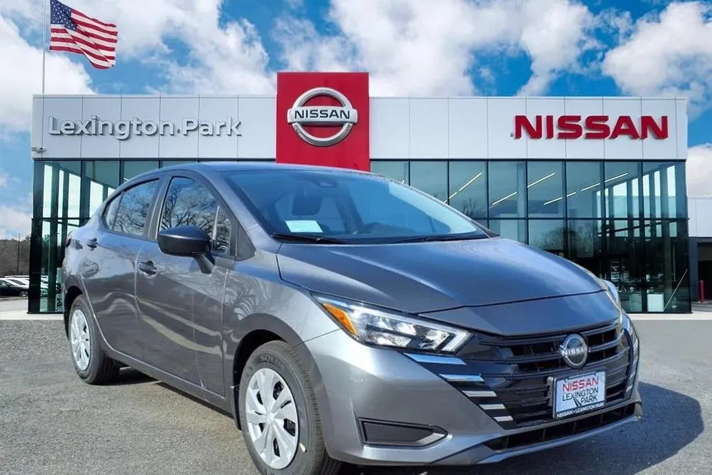 2025 Nissan Versa 1.6 S photo 1
