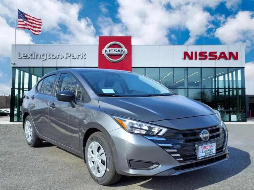 2025 Nissan Versa 1.6 S photo 1