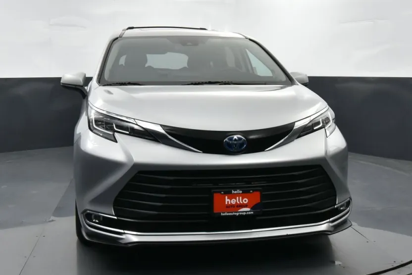 2021 Toyota Sienna XLE photo 1