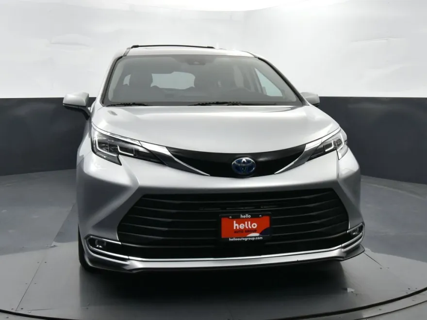 2021 Toyota Sienna XLE photo 1