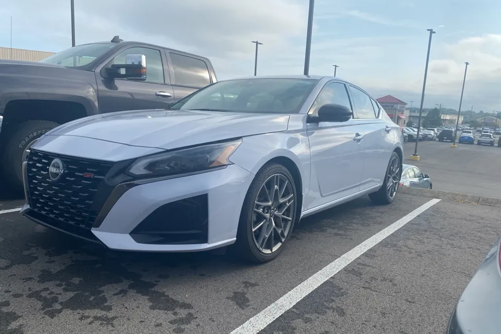 2023 Nissan Altima SR photo 1
