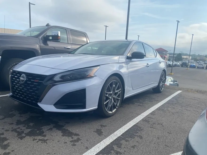 2023 Nissan Altima SR photo 1