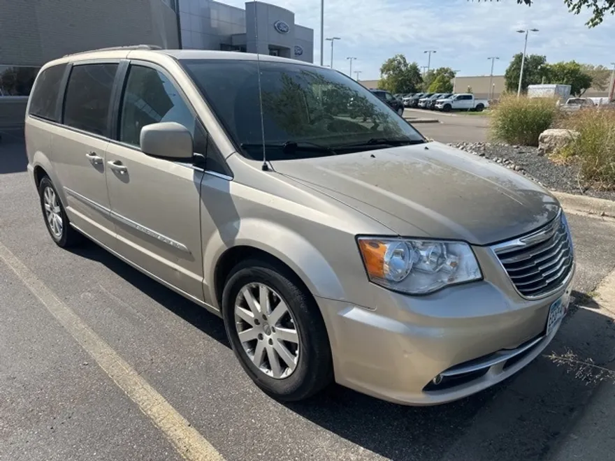 2015 Chrysler Town & Country Touring photo 1