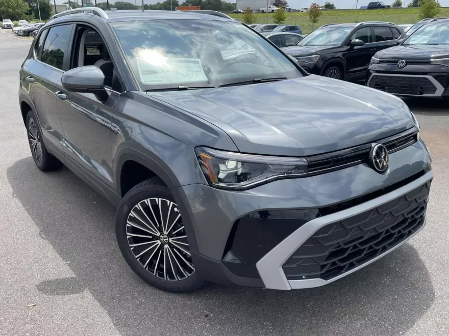 2025 Volkswagen Taos SE photo 1