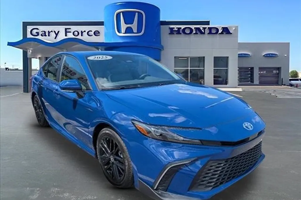 2025 Toyota Camry SE photo 1