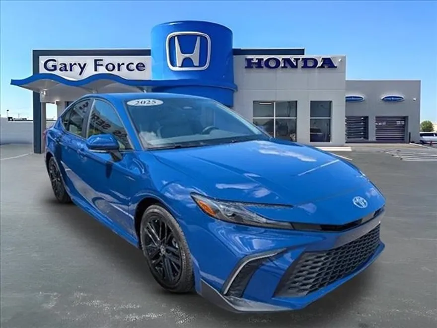 2025 Toyota Camry SE photo 1