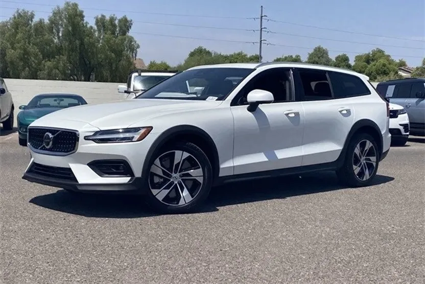 2024 Volvo V60 Cross Country B5 Plus photo 1
