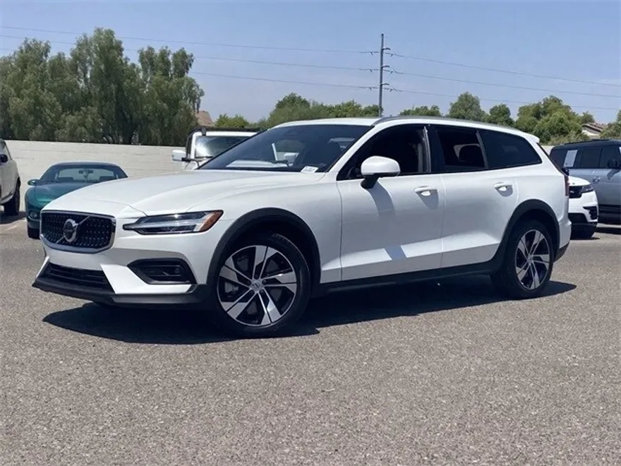 2024 Volvo V60 Cross Country B5 Plus photo 1